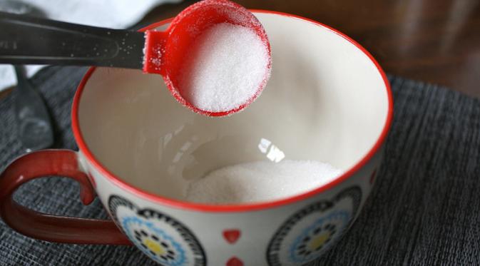 Di wadah lain, aduk susu dengan gula. Masak selama 2 menit dalam microwave. Keluarkan, dan tuang ekstrak vanilla, dan aduk merata. (Via: spoonuniversity.com)