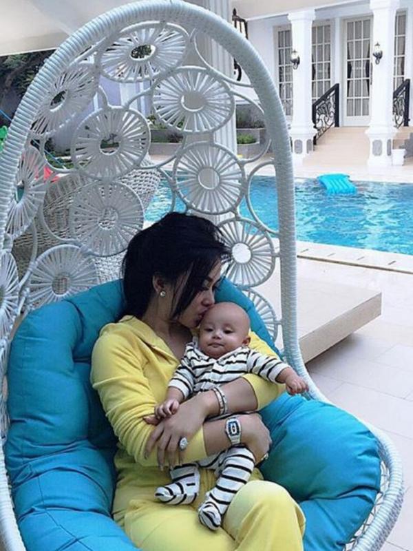 Syahrini dekap keponakannya, Raja (Instagram/@princessyarini)