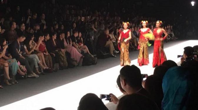 Penampilan Julia Perez, Ayu Ting Ting, dan Zaskia Gotix di JFW 2015 (Instagram/@juliaperrezz)