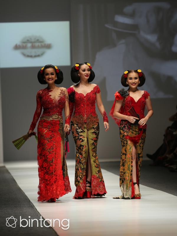 Julia Perez, Ayu Ting Ting, dan Zaskia Gotik adalah beberapa artis yang dipercaya membawakan gaun Anne Avantie di Jakarta Fashion Week 2016. (Andy Masela/Bintang.com)