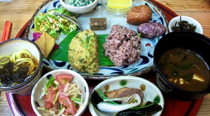 Warga Okinawa membatasi konsumsi protein hewani. | via: okinawaexplorer.com
