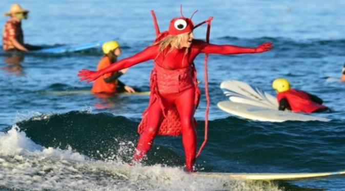 Wanita berkostum lobster berselancar dalam euforia Halloween. (TMZ)