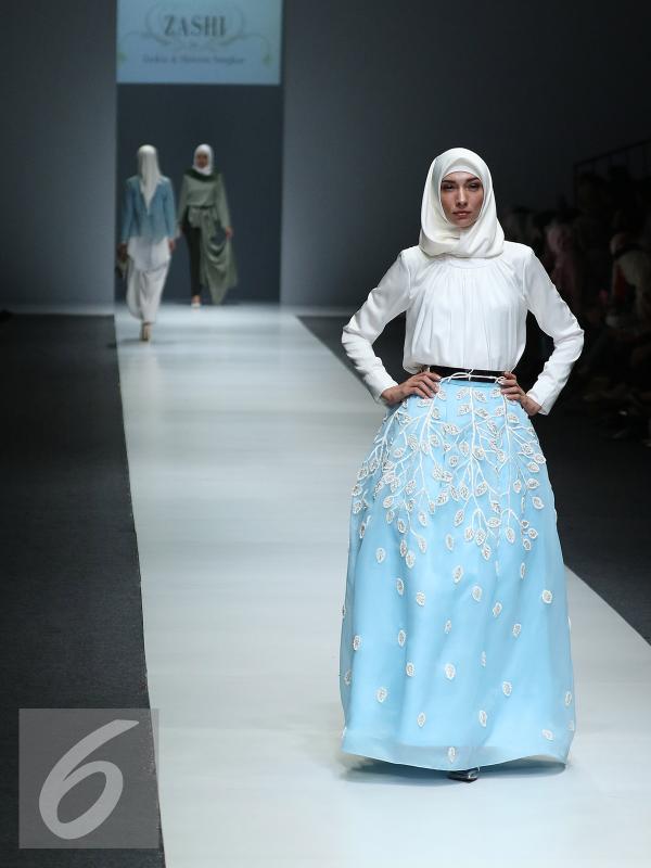 Model berjalan diatas catwalk membawakan busana rancangan  ZASHI (Zaskia Sungkar dan Shireen Sungkar) pada acara Jakarta Fashion Week (JFW) 2016 di Senayan City, Jakarta, Selasa (27/10/2015). (Liputan6.com/Herman Zakharia)