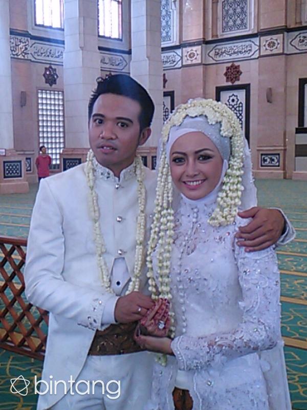 Roby Satria dan istri usai akad nikah. (Ruswanto/Bintang.com)