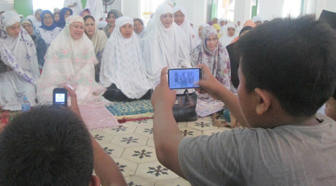 Ibu Ani Yudhoyono menjadi sasaran foto saat menggelar Salat Istisqa di Padang (Liputan6.com/ Muslim.AR)