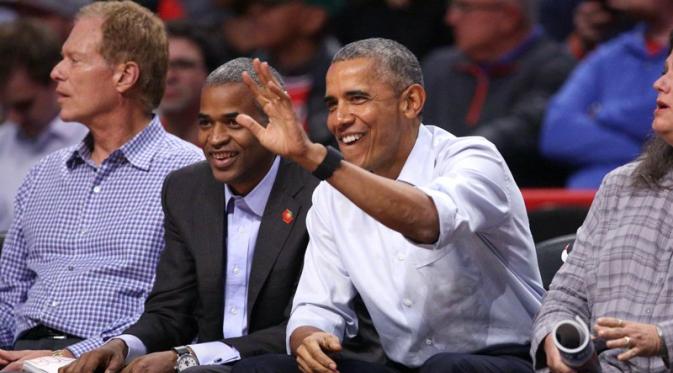 Barack Obama menjadi saksi saat tim favoritnya, Chicago Bulls, menundukkan Creveland Cavaliers 97-95 di laga pembuka musim NBA.