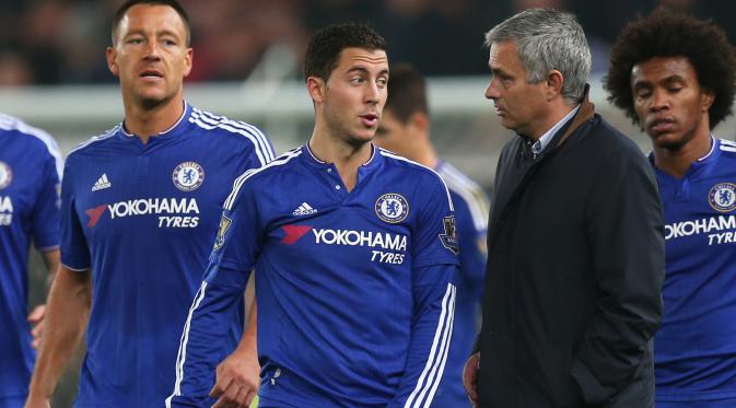 Jose Mourinho berbincang dengan Eden Hazard disela - sela babak tambahan pada pertandingan 16 besar Piala liga inggris di Britannia Stadium, Inggris, (27/19/2015). Hasil ini menambah panjang catatan buruk Chelsea akhir-akhir ini. (Reuters/Alex Morton)