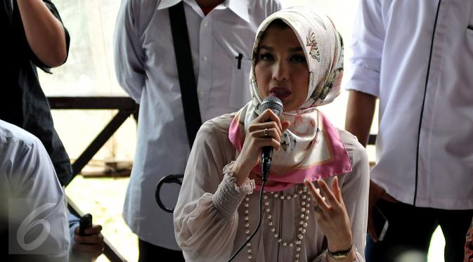 Arzeti Bilbina saat memberikan keterangan kepada media terkait kabar penggerebekan dirinya dari sebuah hotel di Malang beberapa waktu lalu, Jakarta, rabu (28/10/2015). (Liputan6/JohanTallo)