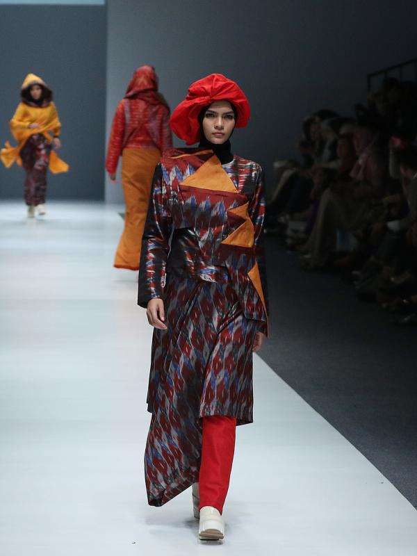 Sejumlah model berjalan diatas catwalk membawakan busana rancangan Meccanism (Zaskia Adya Mecca dan kakaknya Tasya Nur Medina)  pada acara Jakarta Fashion Week (JFW) 2016 di Senayan City, Jakarta, Selasa (27/10/2015). (Liputan6.com/Herman Zakharia)