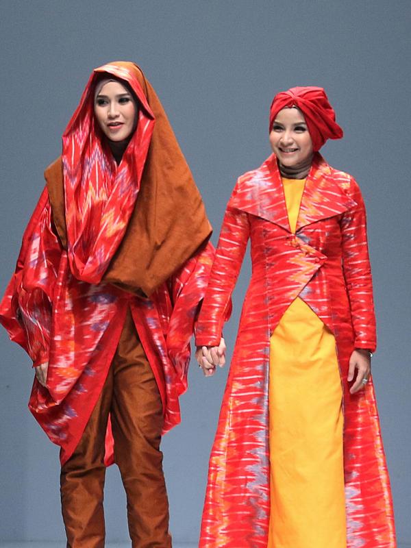 Desainer Zaskia Adya Mecca dan kakaknya Tasya Nur Medina bersama para model di Jakarta Fashion Week (JFW) 2016 di Senayan City, Jakarta, Selasa (27/10/2015). (Liputan6.com/Herman Zakharia)