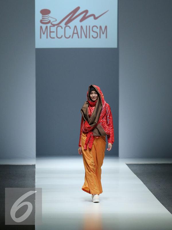 Model berjalan diatas catwalk membawakan busana rancangan Meccanism (Zaskia Adya Mecca dan kakaknya Tasya Nur Medina)  pada acara Jakarta Fashion Week (JFW) 2016 di Senayan City, Jakarta, Selasa (27/10/2015). (Liputan6.com/Herman Zakharia)