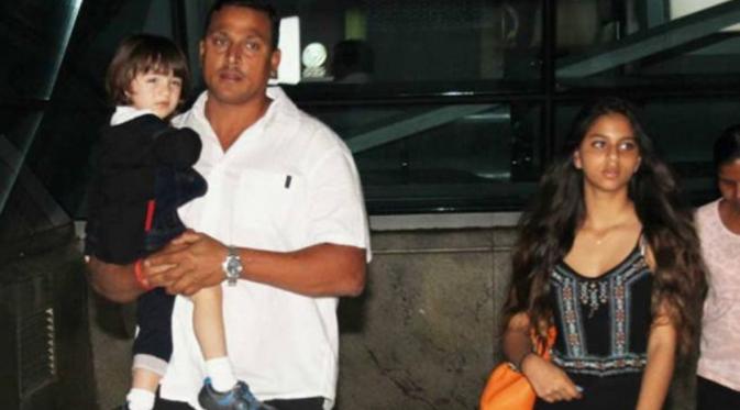 Suhana dan Abram Khan bersama pengawal berkunjung ke Hyderabad untuk menengok sang ayah, Shah Rukh Khan [foto: Indian Express]