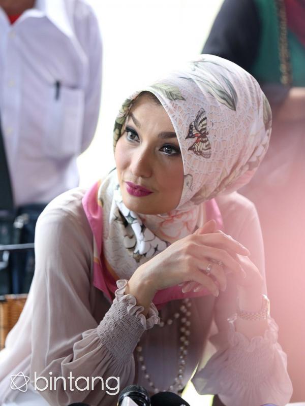 Batik membuat Arzetti Bilbina merasa percaya diri. (Nurwahyunan/Bintang.com)