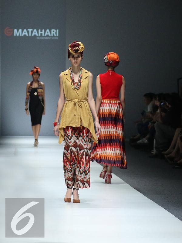 Model membawakan busana rancangan matahari department store di Jakarta Fashion Week (JFW) 2016, Senayan City, Jakarta (27/10). Matahari menawarkan tren terkini untuk kategori pakaian dan mode, produk-produk kecantikan. (Liputan6.com/Herman Zakharia)