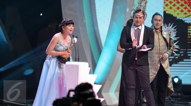 Lesti mendapat penghargaan di acara Indonesia Dangdut Awards 2015, Jakarta, Rabu (28/10/2015). IDA 2015 memiliki 8 kategori penghargaan sebagai tanda apresiasi yang berfokus memajukan industri dangdut Indonesia. (Liputan6.com/Faizal Fanani)