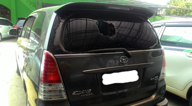 Kondisi mobil BNN setelah baku tembak dengan anggota TNI tersangka narkoba. (Ahmad Romadoni/Liputan6.com)