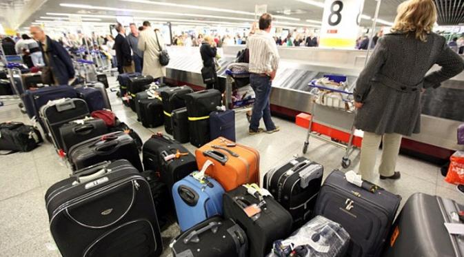 Area bagasi jadi tempat di mana film porno terlihat di bandara Lisbon. | via: Alamy