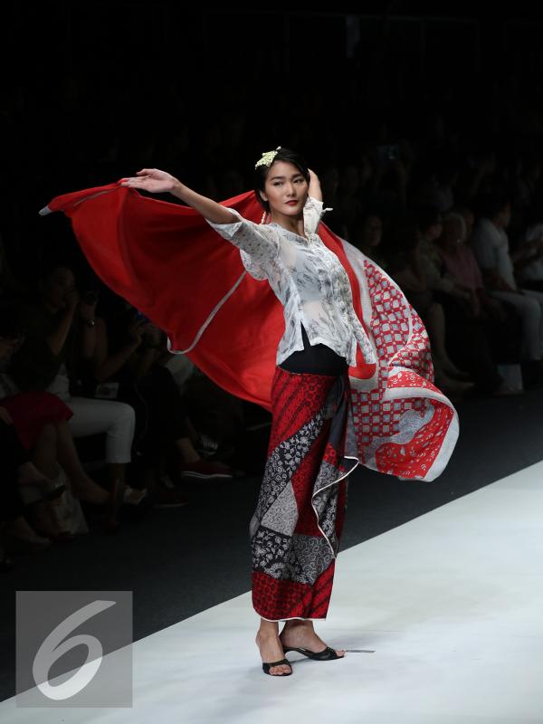 Aksi Dominique Diyose di panggung Jakarta Fashion Week 2016 (Liputan6.com/Herman Zakharia)