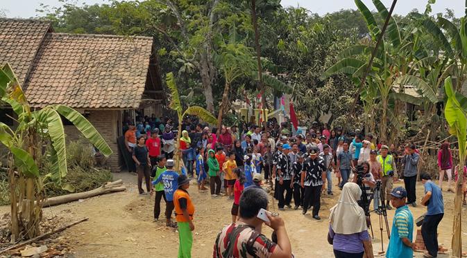 Kebahagiaan terpancar dari wajah-wajah warga Desa Dukuh, Kecamatan Ciasem, Subang, Jawa Barat yang hadir pada peresmian jembatan Asa SCTV