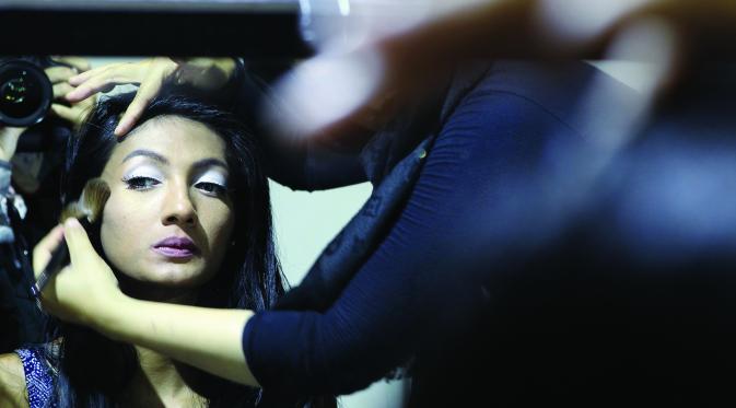 Model Jakarta Fashion Week sedang di-makeup di Green Room (Foto: Dok. Femina Group)