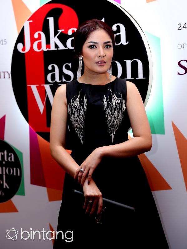 Foto profil Nindy Ayunda di acara Jakarta Fashion Week 2016 (Andy Masela/bintang.com)
