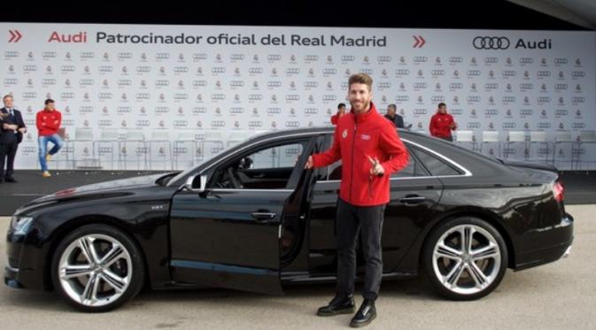 Bek Real Madrid, Sergio Ramos, memamerkan mobil Audi yang didapatnya pada 2014. (Dok. Getty Images via Zimbio)