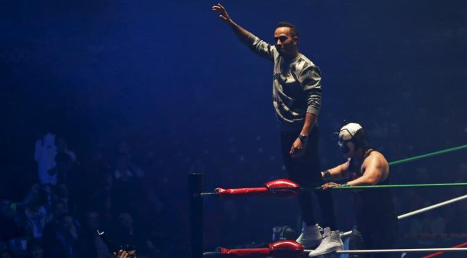 Lewis Hamilton bergaya di sudut ring layaknya pemenang di Coliseo Arena, Mexico City, (28/10/2015). (Reuters/Henry Romero)