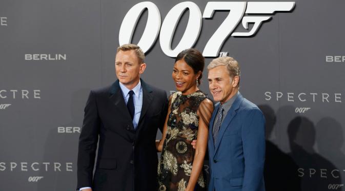Aktor Daniel Craig, Naomie Harris and Christoph Waltz (ki-ka) berpose saat menghadiri premiere film terbarunya James Bond 007 