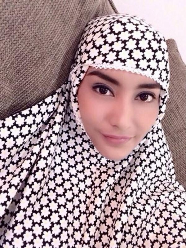 Tyas Mirasih tampil syariah (Instagram/@tyasmirasih)