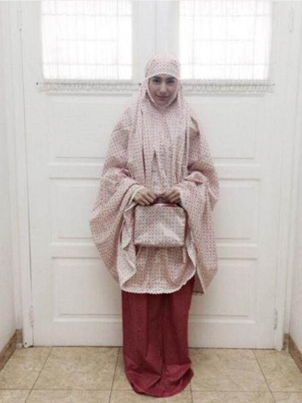Tyas Mirasih mengenakan mukena (Instagram/@tyasmirasih)