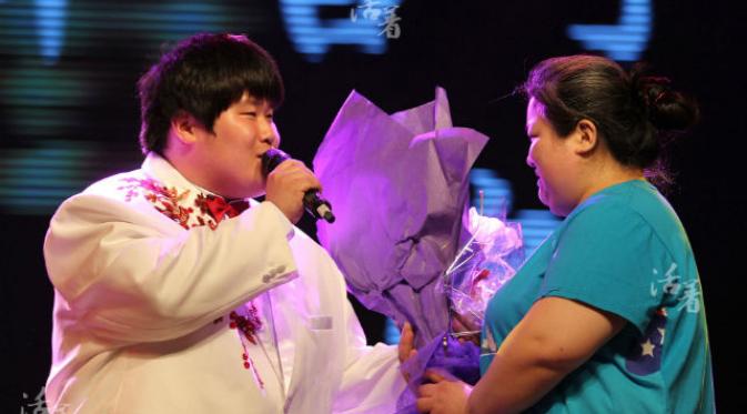 Zhang Yuanjun mempersembahkan bunga untuk Ma di salah satu konser amal. | via: Tencent News