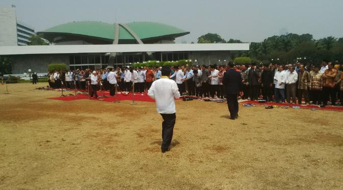 Ketua DPR Setya Novanto berlari kecil menuju lokasi salat istisqa atau minta hujan di Kompleks Parlemen Jakarta. (Liputan6.com/Silvanus Alvin)