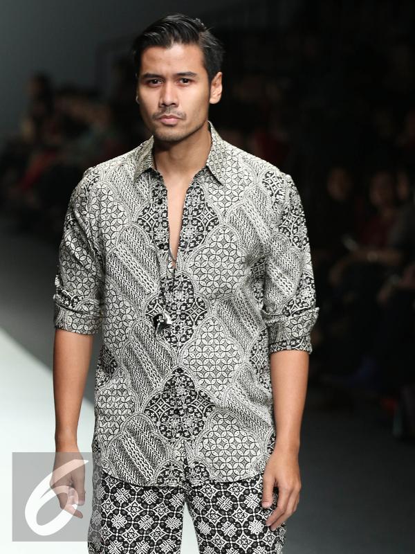 Artis Chico Jericho membawakan busana rancangan batik Danar Hadi di Jakarta Fashion Week 2016 di Senayan City, Jakarta, Kamis (29/10/2015). (Liputan6.com/Herman Zakharia)