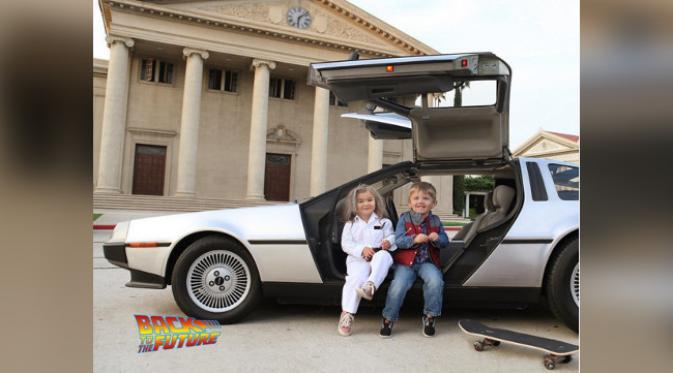Willow dan Cooper sebagai Doc Brown dan Marty McFly dari Back to the Future. (foto: Instagram/Gina Lee)