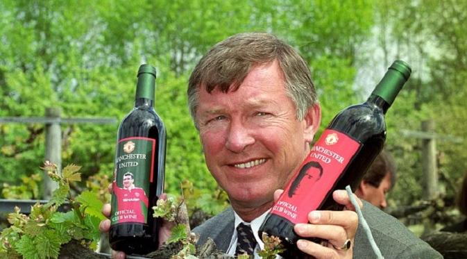 Alex Ferguson saat memamerkan anggur-anggur untuk manajer rivalnya di Liga Inggris (Daily Mail)