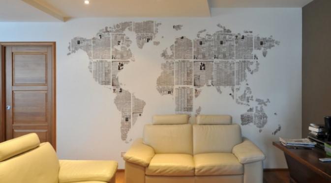 Buat pola peta dunia pakai koran bekas. Tempel di dinding ruang tamu. (Via: pinterest.com)