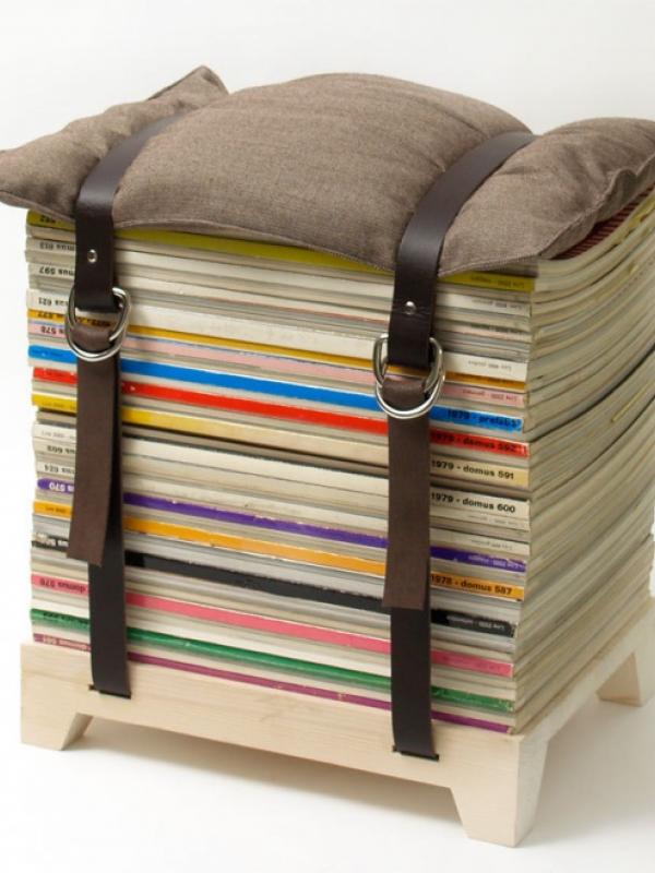 Punya majalah bekas? Manfaatkan jadi kursi mini. Letakkan bantal sofa tipis sebagai alas. Ikat pakai sabuk. (Via: pinterest.com)