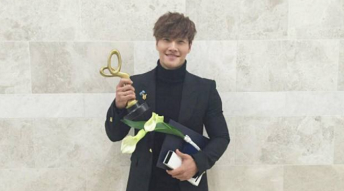 Kim Jong Kook saat menerima penghargaan 2015 Korean Popular Culture and Arts Award.