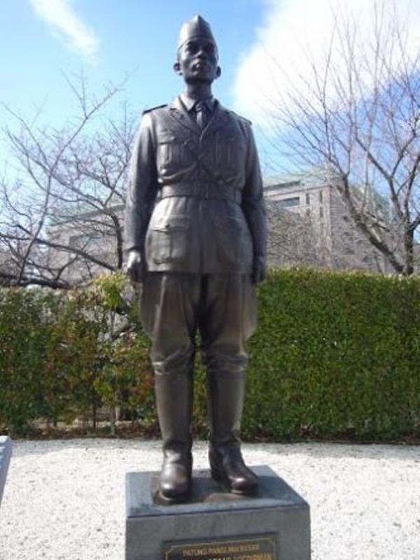 Patung Jenderal Sudirman di depan kantor kementerian pertahanan Jepang di Ibu Kota Tokyo