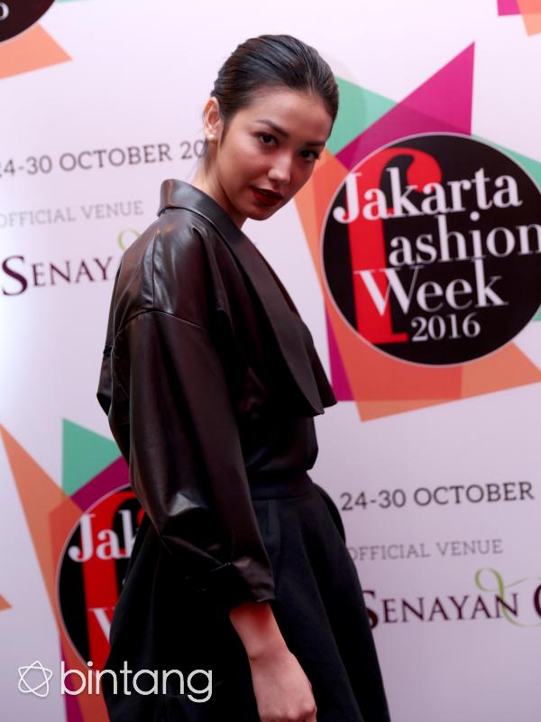 Foto profil Velove Vexia di acara Jakarta Fashion Week 2016 (Andy Masela/bintang.com)