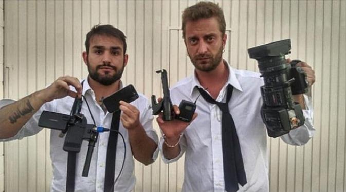 Dua jurnalis Italia perlihatkan kamera yang rusak usai ribut dengan Marc Marquez (Marca)