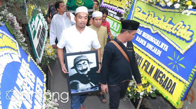 Suasana pemakaman almarhum Drs. Suyadi (Pak Raden) (Galih W. Satria/bintang.com)