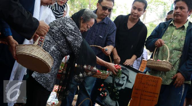 Suasana pemakaman Pak Raden. [Foto: Herman Zakaria/Liputan6.com]