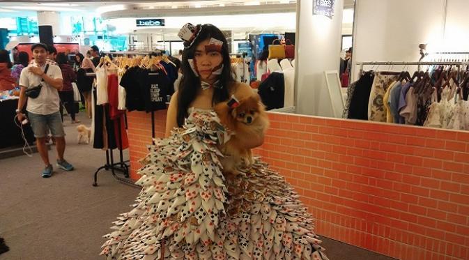 Ellen, salah satu peserta fashion show dengan anjing pom miliknya