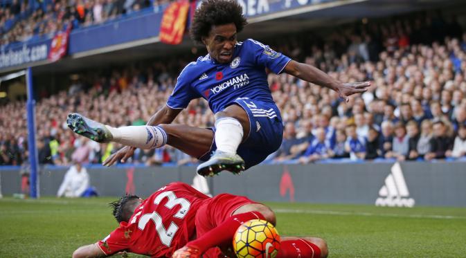 Emre Can (merah nomor 23) menghentikan pergerakan pemain Chelsea, Willian.