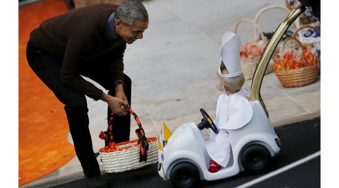Presiden Barack Obama Dibuat Pusing di Hari Halloween | via: .thedailystar.net