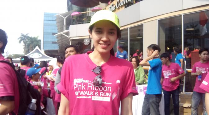 Dhini Aminarti semangat sosialisasikan deteksi dini kanker payudara. Salah satunya dalam acara Pink Ribbon Run and Walk pada Minggu (1/11/2015).
