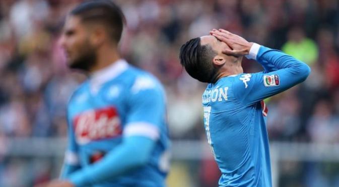 Gelandang Napoli, Jose Callejon (kanan), menunjukkan reaksi kekecewaan karena gagal membawa timnya menang atas Genoa di Stadion Luigi Ferraris, Genoa, Minggu (1/11/2015) malam WIB. (AFP PHOTO / Marco Bertorello)