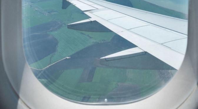 Berikut alasan kenapa ada lubang kecil di jendela pesawat terbang.