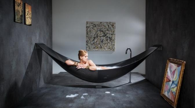Bak mandi hammock. (Via: pinterest.com)